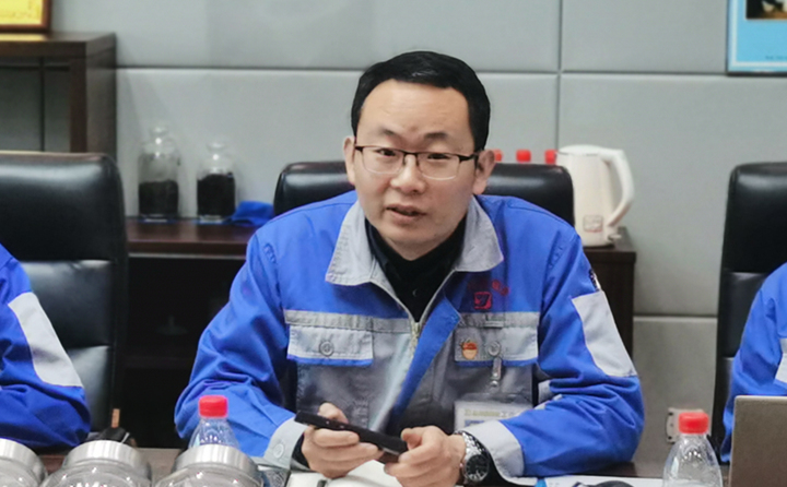 技術(shù)部部長張波與營銷人員分享2020年顆粒機設(shè)備和粉碎機設(shè)備改進點以及對2021年大型粉碎設(shè)備、牛糞顆粒爐設(shè)備的技術(shù)參數(shù)、選型、及工藝流程進行講解培訓(xùn).jpg