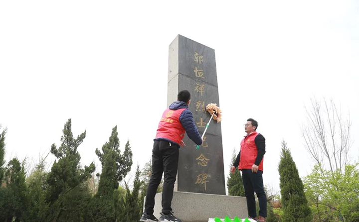 職工志愿者對(duì)紀(jì)念碑進(jìn)行清理、擦拭.jpg