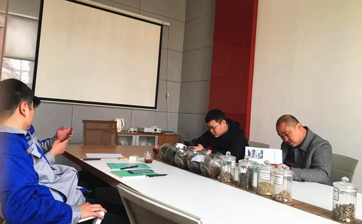 銷售經(jīng)理為客戶詳細(xì)介紹木屑制粒機的制粒原理、顆粒的銷路、顆粒的優(yōu)缺點等.jpg