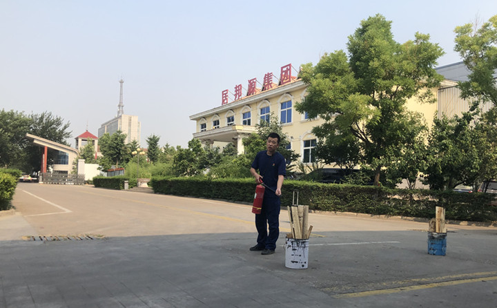 教官重點(diǎn)對消防法律法規(guī)、防火常識、逃生自救、滅火器的使用方法以及發(fā)生火災(zāi)時(shí)如何報(bào)火警、如何撲救初期火災(zāi)等消防常識進(jìn)行了詳細(xì)的講解。