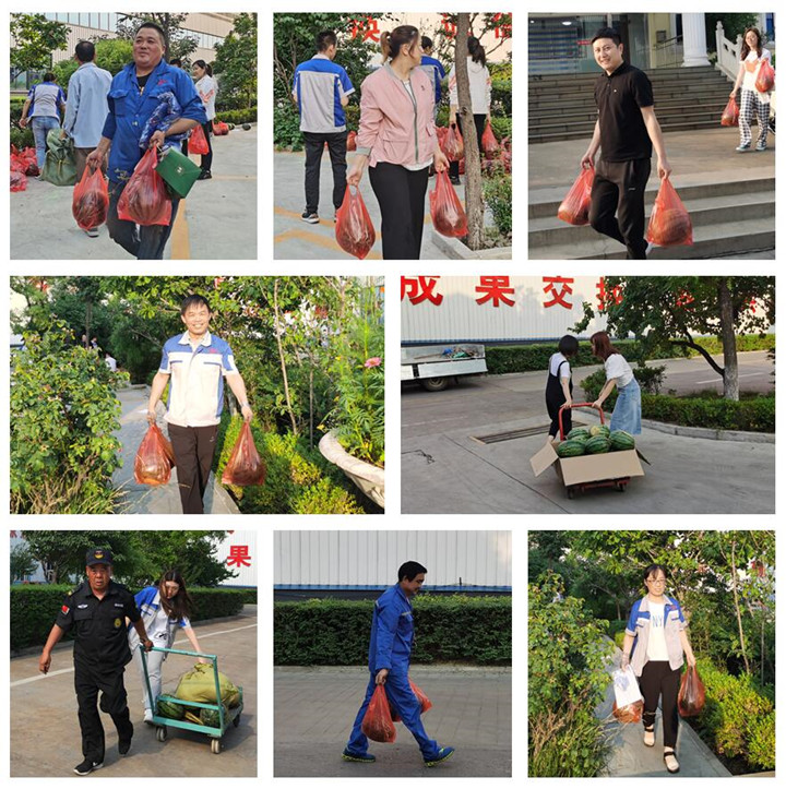 各部門派來領(lǐng)西瓜的代表，各個喜笑顏開.jpg