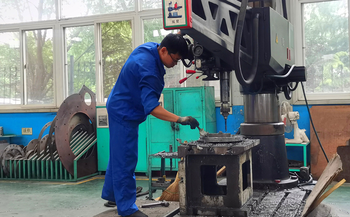 景重洋2014年—至今，就職于山東金格瑞機(jī)械有限公司，任職顆粒機(jī)鉆床班組長(zhǎng)，工作積極主動(dòng).jpg