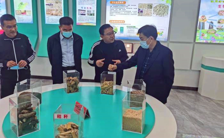 郝吉虎深入了解木屑造粒機(jī)生產(chǎn)線工作情況和顆粒機(jī)加工的生物質(zhì)原料的收、儲、運(yùn)和產(chǎn)品的生產(chǎn)、銷售、運(yùn)輸?shù)拳h(huán)節(jié)