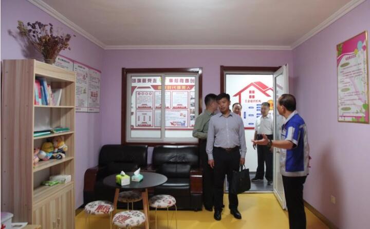 在黨群活動室，工會主席景奉全以PPT的形式向現(xiàn)場領(lǐng)導(dǎo)詳細(xì)介紹了居邦源集團的產(chǎn)業(yè)工人隊伍建設(shè)以及改革情況。.jpg