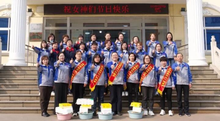 活動在一片歡聲笑語中進行，每一位女神都收到了公司準備的愛心玫瑰和禮物。.jpg