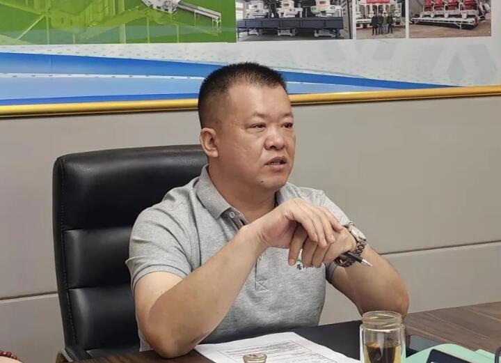 會議最后，集團(tuán)總經(jīng)理孫寧波總結(jié)陳詞。他強(qiáng)調(diào)要有正確的人生觀、價(jià)值觀，要將集團(tuán)的精神理念內(nèi)化于心、外化于行。要加強(qiáng)業(yè)務(wù)知識的學(xué)習(xí)，成為真正的行家里手。要以提高經(jīng)營質(zhì)量和效益為主線，加快營銷模式和營銷觀念的轉(zhuǎn)變，圓滿完成2023年?duì)I銷工作指標(biāo)。.jpg
