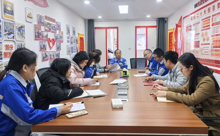 今后，要通過搭建“工事共辦”議事廳，把工作落實做細，讓一線職工說出所思所想、所需所盼，進而采取更接地氣、更加務(wù)實的舉措，解決好職工群眾急難愁盼問題，不斷增強職工的獲得感、幸福感和安全感.jpg